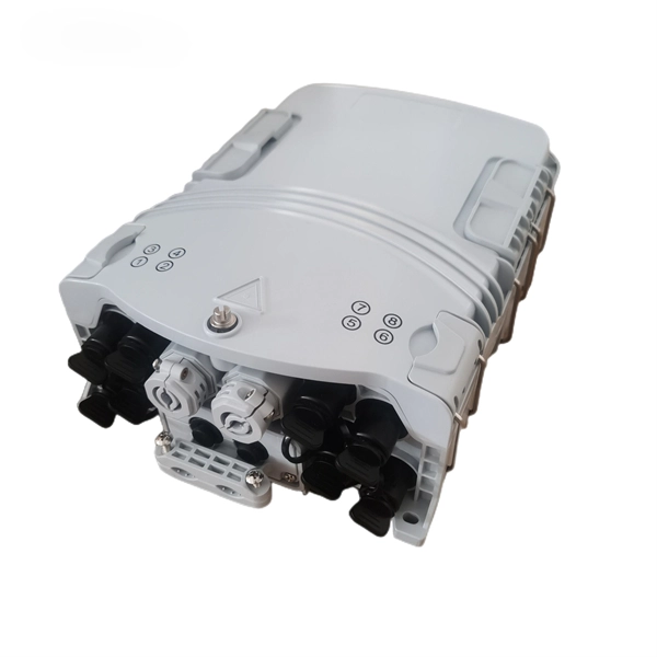 How many fiber cores should be installed in the fiber optic junction box 